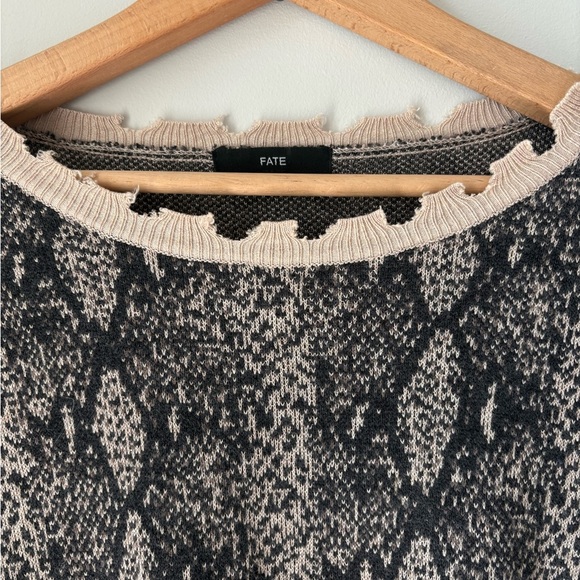 FATE Sweater Distressed Snake Print Large - Picture 4 of 9